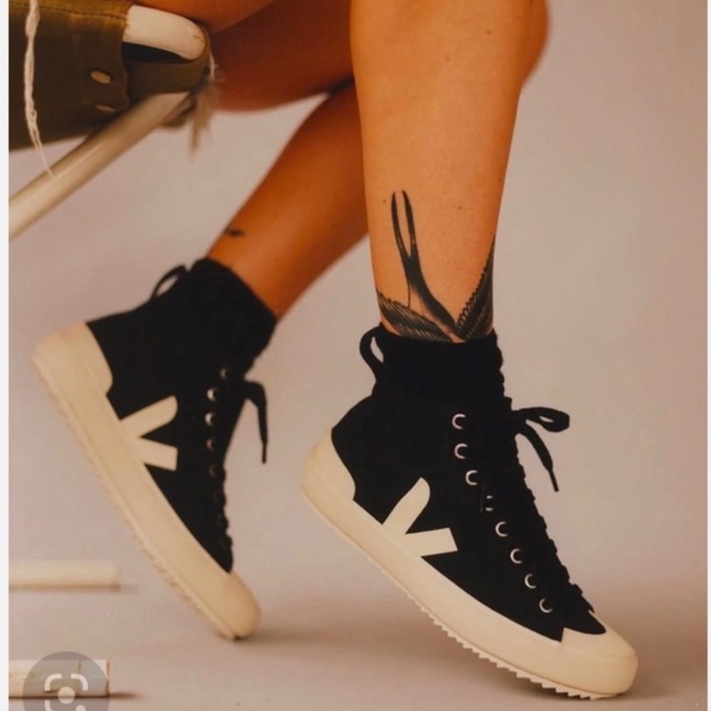 Veja Nova High Top Sneaker size 39. Women’s size 8. Men’s size 6.